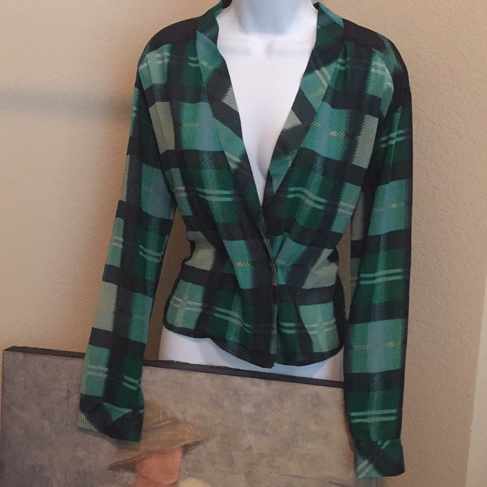 Really cute green top!